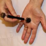 Outil de réflexologie utilisé sur une main