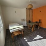 Vue du cabinet en entrant dos à la porte fenêtre