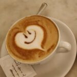 mousse dans une tasse de café représentant quelqu'un qui est content